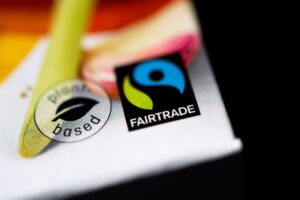 Ist eine Lebensmittelverpackung mit einem Fairtrade-Siegel gekennzeichnet, müssen alle Zutaten zu 100 Prozent aus Fairtrade zertifizierten Rohstoffen bestehen.