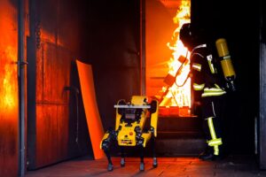 Informatiker wollen Roboter «Byte» den Umgang mit Flammen beibringen.
