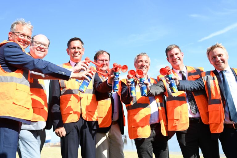 Ministerpräsident Lies, Umweltminister Meyer und weitere Gäste geben gemeinsam das Startsignal für den Bau des neuen Großschiffsliegeplatzes in Emden. Foto: Lars Penning/dpa