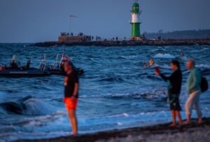 Urlauber in Warnemünde: Das Sommerwetter in Mecklenburg-Vorpommern war warm und oft auch regnerisch.