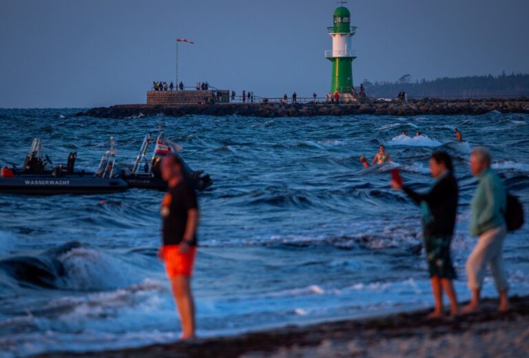 Urlauber in Warnemünde: Das Sommerwetter in Mecklenburg-Vorpommern war warm und oft auch regnerisch.  Foto: Jens Büttner/dpa