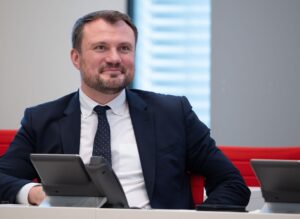 Wie kann der Weg hin zur CO2-Reduzierung für Unternehmen gelingen? Brandenburgs Wirtschaftsminister Daniel Keller (SPD) will mit Unternehmen bei einer Industriekonferenz im September beraten. (Archivbild)