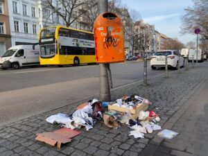 Viele Menschen werfen Müll achtlos weg (Archivbild)