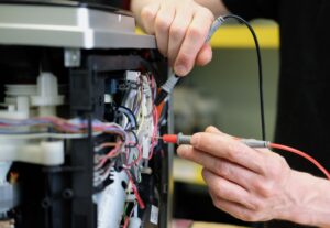 In Berlin steht der städtische Zuschuss zur Reparatur von Elektrogeräten vor dem Aus. (Illustration)