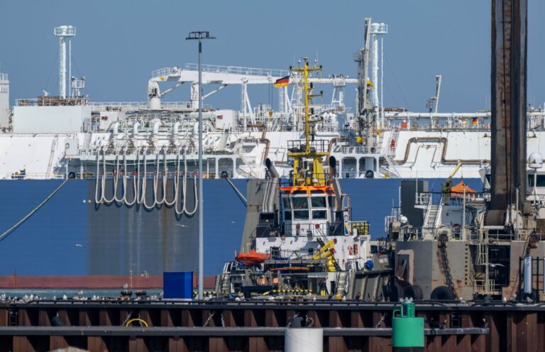 Ein Verfahren zur Änderung der Genehmigung für das Rügener LNG-Terminal ist weiterhin nicht abgeschlossen. (Archivbild) Foto: Stefan Sauer/dpa