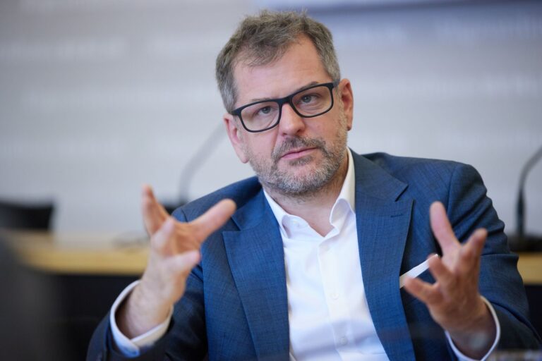 Fraktionschef Werner Graf soll die Grünen 2026 als Spitzenkandidat in die Wahl zum Berliner Abgeordnetenhaus führen.  Foto: Joerg Carstensen/dpa