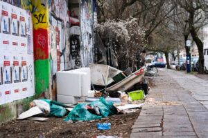 So mancher in Berlin entsorgt Sperrmüll oder Schutt einfach auf der Straße (Archivbild)