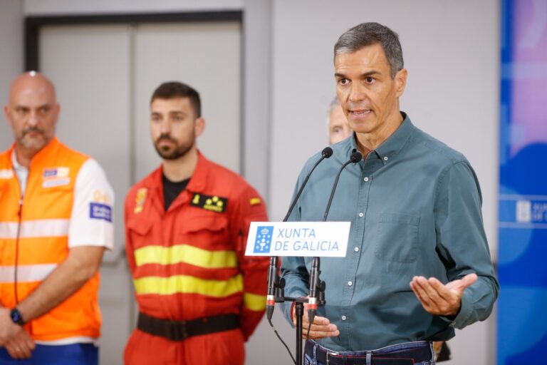 Der sozialistische Politiker besuchte am Nachmittag die besonders betroffenen Provinzen Ourense und León und sicherte umfassende Unterstützung zu. Foto: Carlos Castro/EUROPA PRESS/dpa