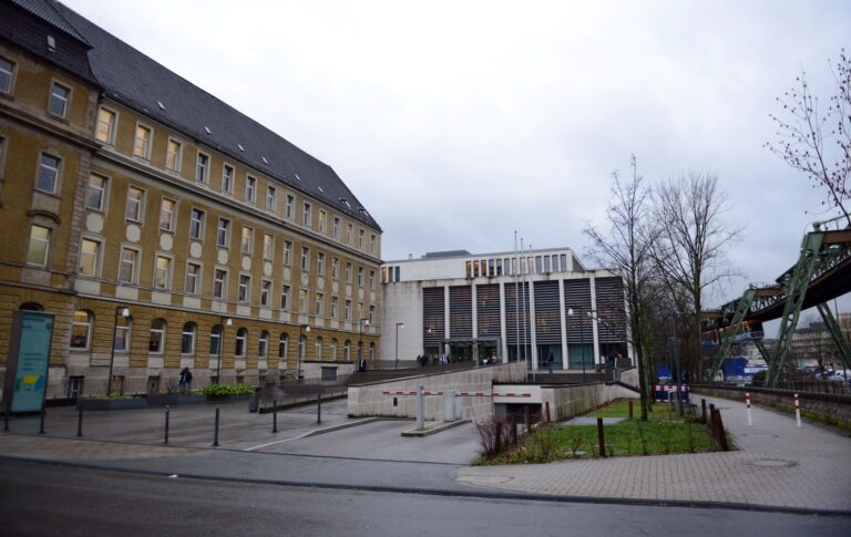 Ein Unternehmer steht wegen illegaler Giftmüllentsorgung vor Gericht. (Symbolfoto)  Foto: picture alliance / dpa