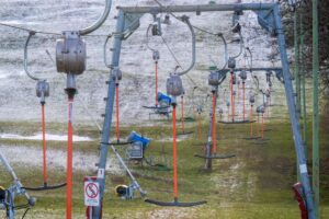 Schneekanonen und Lifte verändern die empfindliche Natur in den Alpen dauerhaft. Viele Skipisten sind daher aus Sicht von Natur- und Umweltschützern in Zeiten des Klimawandels nicht mehr zu verantworten. (Illustration)