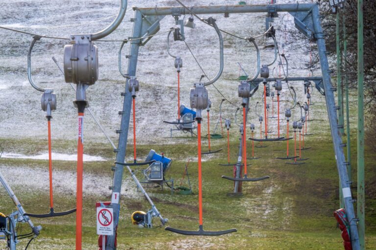 Schneekanonen und Lifte verändern die empfindliche Natur in den Alpen dauerhaft. Viele Skipisten sind daher aus Sicht von Natur- und Umweltschützern in Zeiten des Klimawandels nicht mehr zu verantworten. (Illustration) Foto: Peter Kneffel/dpa