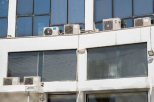 In Deutschland nach wie vor ein eher seltener Anblick: Außengeräte von Klimaanlagen an der Fassade eines Bürogebäudes. (Archivbild)