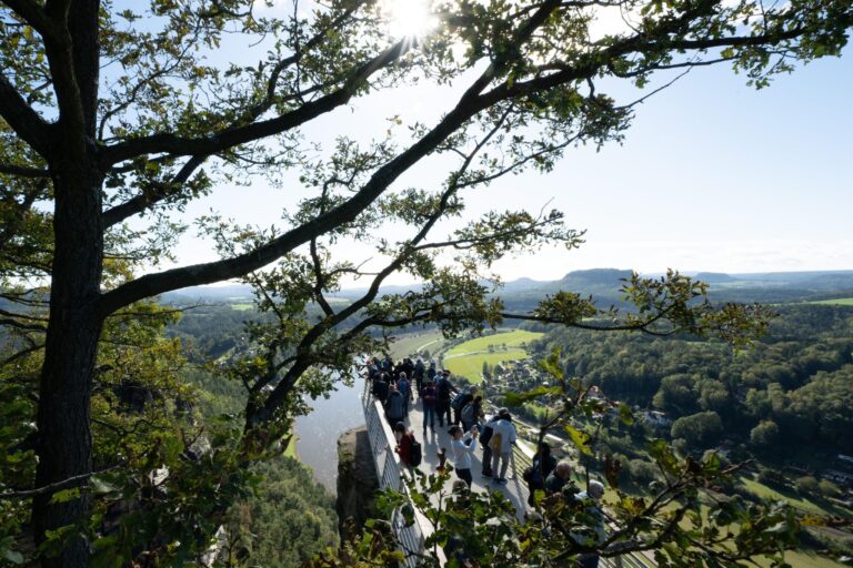 Die Bastei ist ein beliebtes Ziel bei Touristen. (Archivbild) Foto: Sebastian Kahnert/dpa
