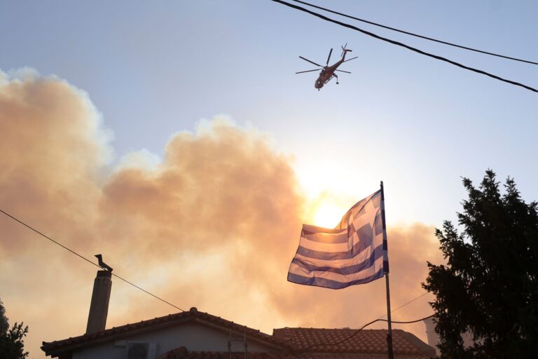 Unermüdlich kämpfen die Feuerwehrleute am Boden und aus der Luft. (Archivbild) Foto: Yorgos Karahalis/AP/dpa