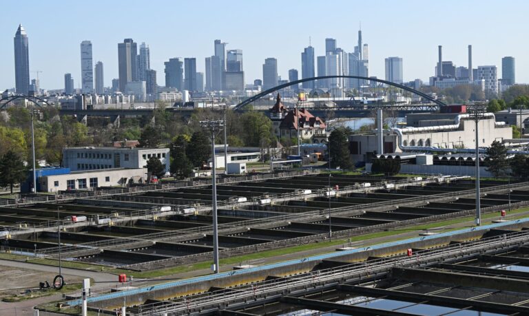 Das Abwasser durchläuft - wie hier in Frankfurt - mehrere Reinigungsstufen. (Archivbild) Foto: Arne Dedert/dpa