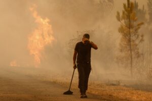 Das extrem heiße Wetter, die zusätzliche Gluthitze der Brände und der viele Rauch bringt die Brandbekämpfer an den Rand ihrer Kräfte.
