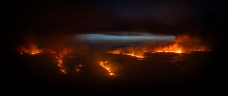 Deutsche Feuerwehrleute aus Nordrhein-Westfalen und Niedersachsen werden voraussichtlich in der Extremadura bei der Waldbrandbekämpfung helfen.  Foto: Carlos Criado/EUROPA PRESS/dpa