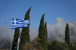 Die Behörden prüfen weiter die Ursachen der Feuer. In einer Ortschaft nahe Athen vermutet der Bürgermeister Brandstiftung.
