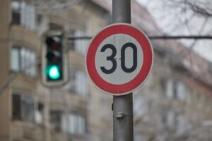 Der Senat fasst am Dienstag erst mal keinen Beschluss zur Abschaffung von Tempo 30 an Hauptstraßen. (Symbolbild)