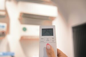 24 Grad: Mithilfe einer Fernbedienung wird die Temperatur einer Klimaanlage im Showroom einer Berliner Firma reguliert.