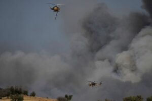 Seit den Morgenstunden ist wieder ein Großaufgebot an Löschhubschraubern und -flugzeugen im Einsatz.