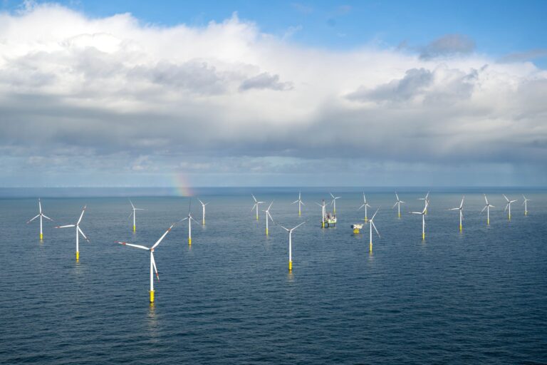 Der Offshore-Windpark Riffgat rund 15 Kilometer nördlich der Insel Borkum. Foto: Sina Schuldt/dpa
