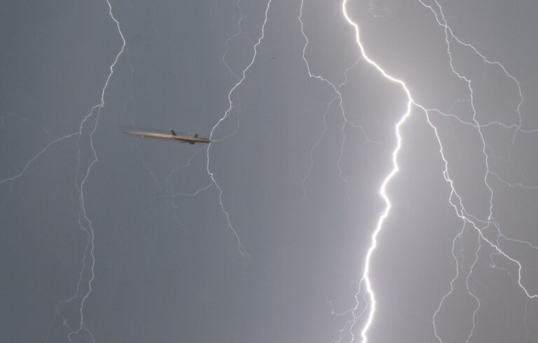 Zahlreiche Gewitter haben die Zahl der verspäteten Starts am Frankfurter Flughafen erhöht. (Archivbild) Foto: Frank Rumpenhorst/dpa