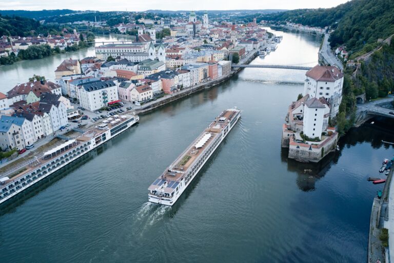 Jährlich kommen mehr als 3.000 Flusskreuzfahrtschiffe im Bereich Passau an. (Symbolbild) Foto: Tobias Köhler/dpa/dpa-tmn