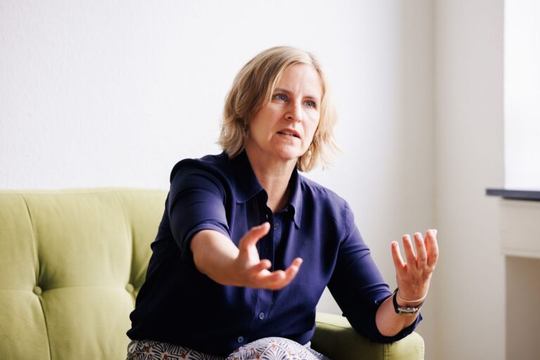 Die rheinland-pfälzische Verkehrsministerin Katrin Eder (Grüne) macht sich für eine gesicherte Finanzierung des Deutschlandtickets stark. (Archivbild) Foto: Lando Hass/dpa