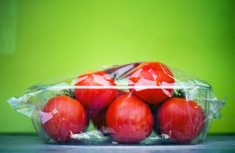 Trotz jahrelanger Nachhaltigkeitsdebatten wird Gemüse häufig noch in Plastikverpackungen verkauft. (Symbolbild) Foto: picture alliance / dpa