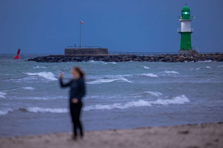 Experten gehen der Ursache des Fischsterbens auf den Grund. Betroffen ist die Küste von Markgrafenheide, Hohe Düne, Warnemünde bis Heiligendamm. (Archivbild). Foto: Jens Büttner/dpa