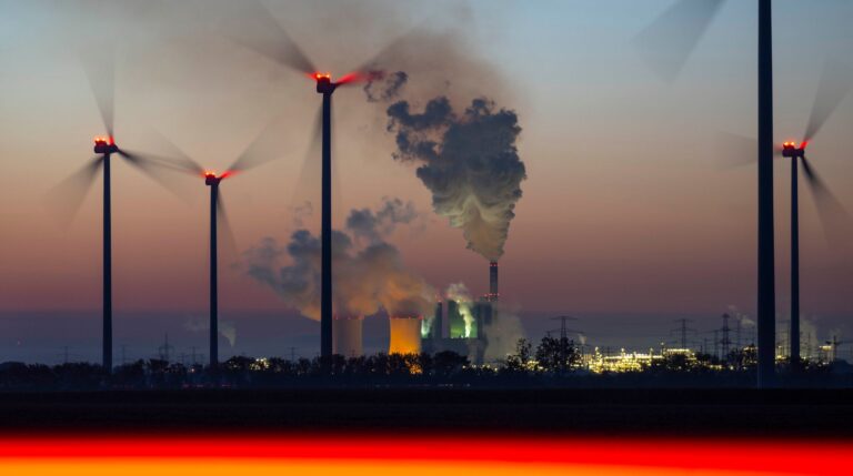In München demonstrierten bis zu 1500 Menschen gegen fossile Energie. (Symbolbild) Foto: Hendrik Schmidt/dpa