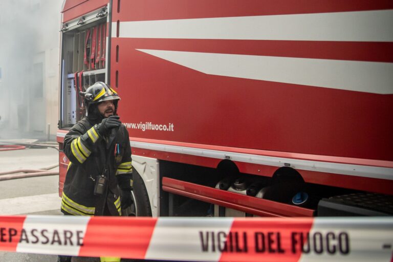 Die Feuerwehr ist mit einem Großaufgebot vor Ort. (Symbolbild) Foto: Claudio Furlan/LaPresse via ZUMA Press/dpa