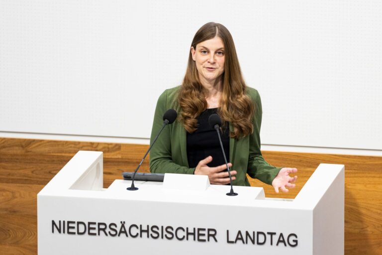 Grünen-Fraktionschefin Anne Kura hält die Diskussion über eine Abkehr vom Verbrenner-Verbot ab 2035 für «rückwärtsgewandt». (Archivbild) Foto: Michael Matthey/dpa