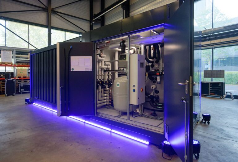 In der Anlage von der Größe eines kleinen Containers sind eine Luftwärmepumpe sowie alle wichtigen Teile für die Heizanlage installiert. Foto: Henning Kaiser/dpa