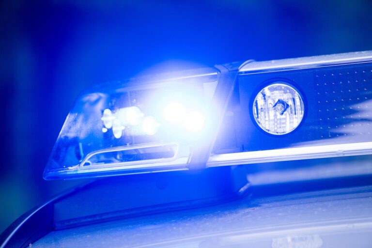 Nach der Kontrolle am Wochenende ermittelt die Polizei wegen unerlaubten Umgangs mit Abfällen. (Symbolbild)