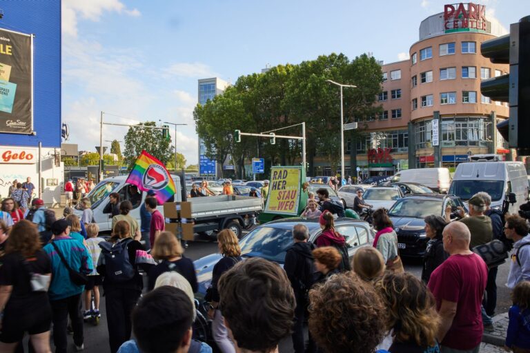 Die Demonstranten klagen über das Verkehrschaos nach Öffnung eines neuen A100-Bauabschnitts. Foto: Joerg Carstensen/dpa