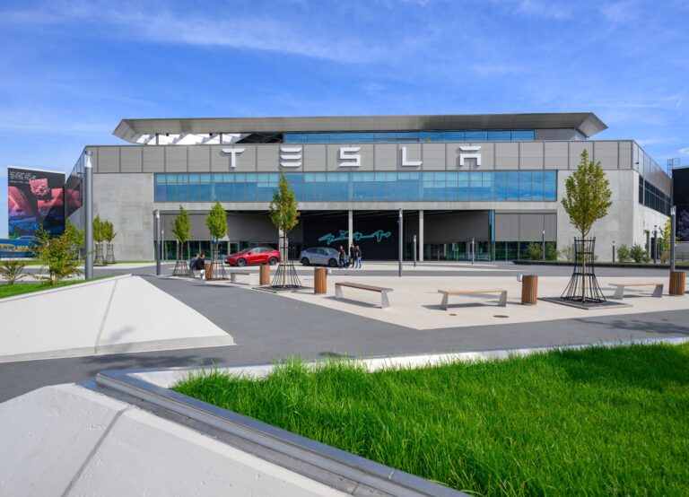 Der Elektroautobauer Tesla hat für seine Fabrik in Grünheide ein EU-Umweltzertifikat erhalten.