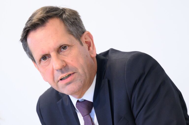 Der niedersächsische Ministerpräsident Olaf Lies will «mit neuem Realitätssinn zur klimaneutralen Mobilität». (Archivbild) Foto: Julian Stratenschulte/dpa