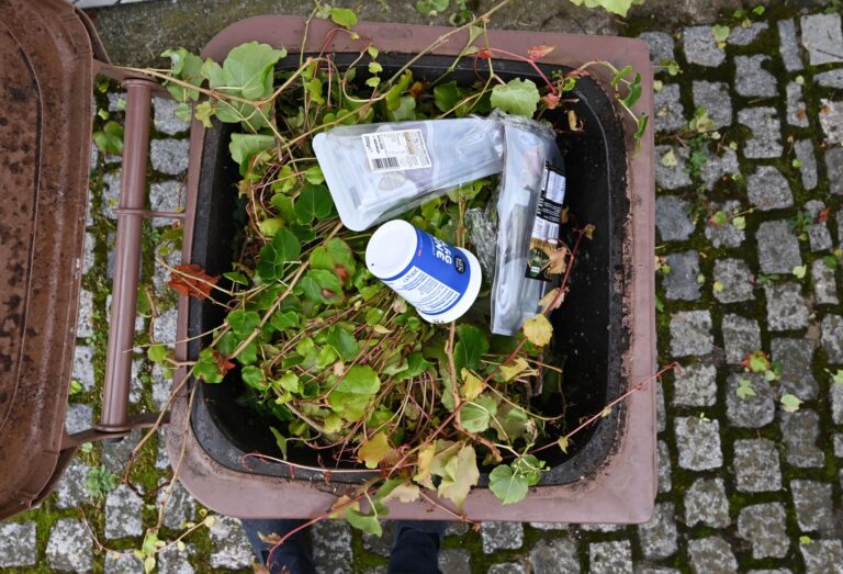 Plastik in der Biotonne. Jetzt wird verschärft kontrolliert.  Foto: Bernd Weißbrod/dpa