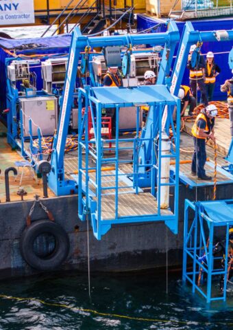 Im Lift geht es für den Taucher nach unten. Foto: Jens Büttner/dpa