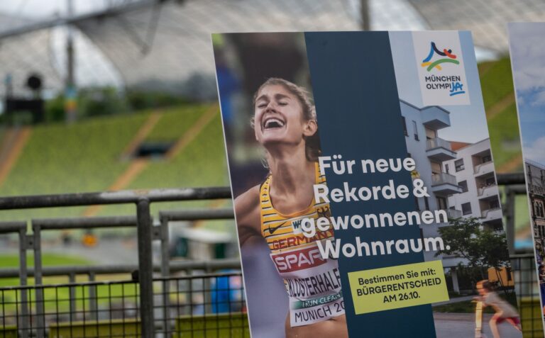 Befürworter und Gegner der Olympia-Bewerbung werben mit Plakaten um die Stimmen der Münchner. Foto: Leonie Asendorpf/dpa