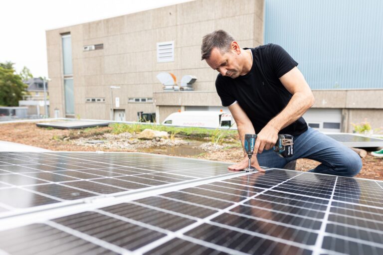 Auch der Regierungschef packt an: Olaf Lies montierte bei einem Arbeitseinsatz als Wirtschaftsminister ein Solarmodul auf einem Dach. (Archivbild) Foto: Michael Matthey/dpa