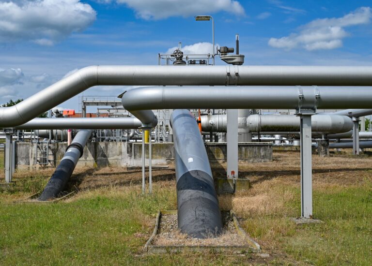 Die Brandenburger Landesregierung dringt auf eine zügige Entscheidung der EU-Kommission für die Ertüchtigung der Pipeline von Schwedt nach Rostock (Archivbild). Foto: Patrick Pleul/dpa