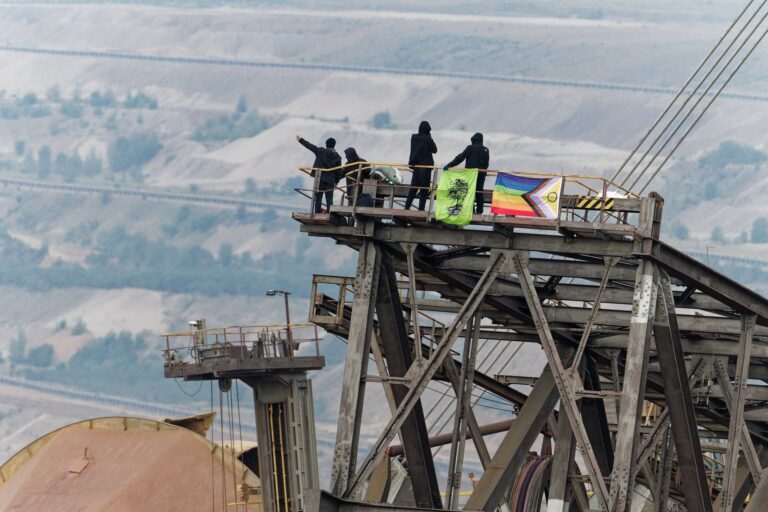 Die Polizei ist mit starken Kräften im Einsatz. Foto: Henning Kaiser/dpa