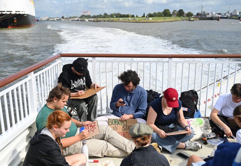 Erste Klimaaktivisten reisen mit der Fähre nach Borkum, um dort bei einem Protestcamp gegen die Erdgasbohrungen vor der Insel zu demonstrieren.  Foto: Lars Penning/dpa