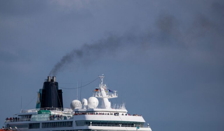 Naturschutzbund kritisiert Klimaschutz in der Kreuzfahrtbranche. (Archivbild) Foto: Jens Büttner/dpa-Zentralbild/ZB