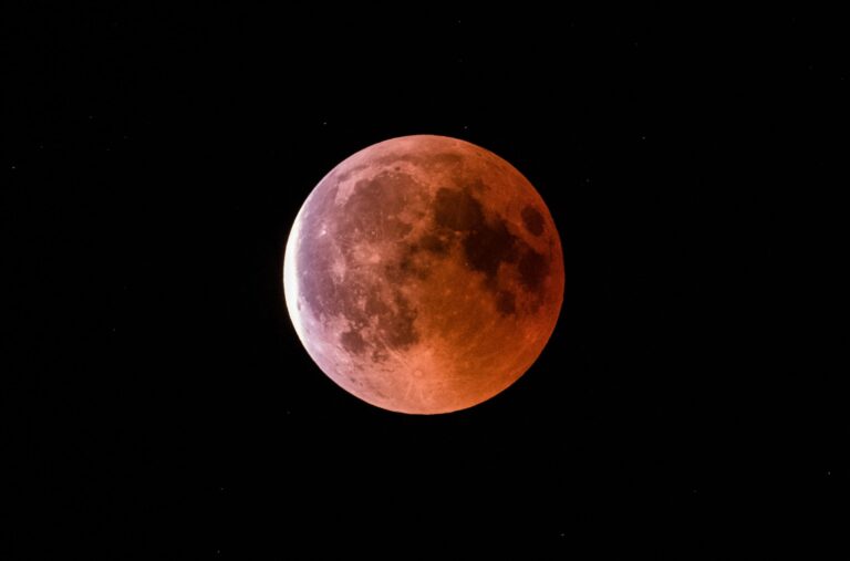 Während der Finsternis zeigt sich der Mond in rötlich-braunen Farben. (Symbolbild) Foto: Silas Stein/dpa