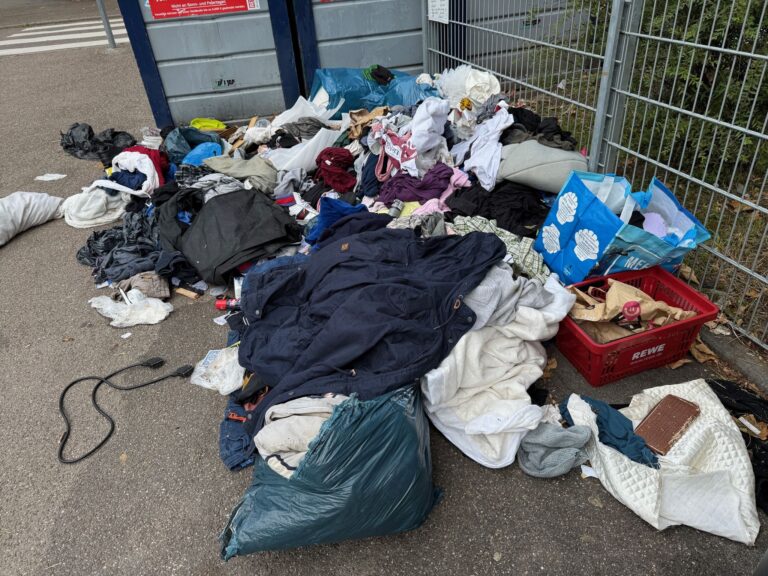 Hier stand mal ein Altkleidercontainer - aber diese verschwinden zusehends. (Archivbild) Foto: Marco Krefting/dpa