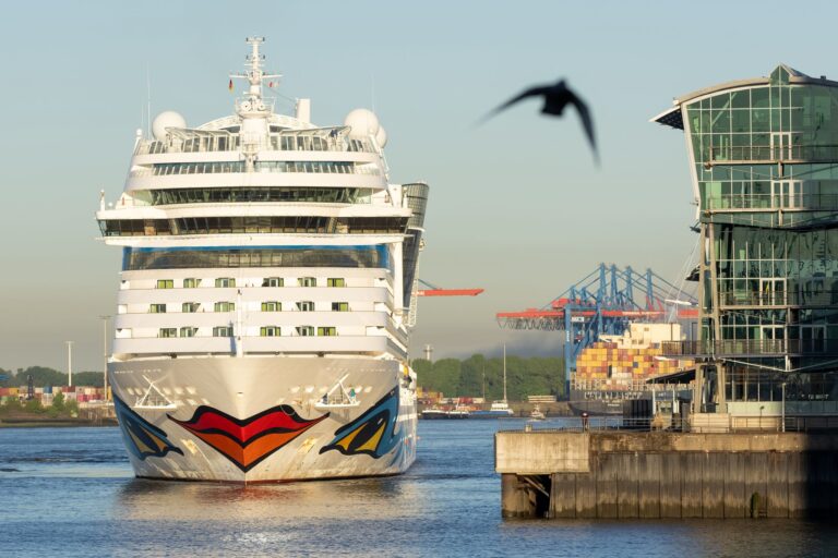 Das Kreuzfahrtschiff «AIDAsol» kann Landstrom beziehen. (Archivbild) Foto: Bodo Marks/dpa